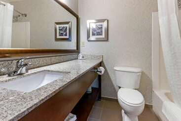 هتل Comfort Inn & Suites Market   Airport