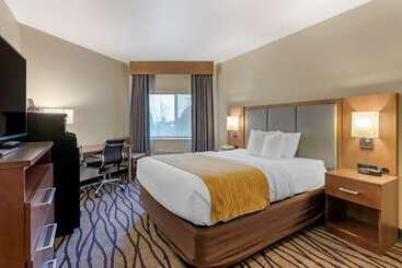 هتل Comfort Inn & Suites Market   Airport
