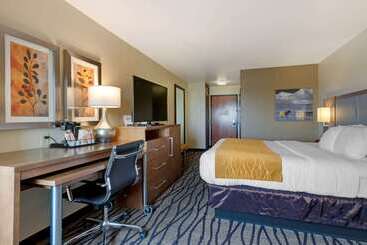 هتل Comfort Inn & Suites Market   Airport