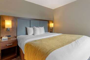 هتل Comfort Inn & Suites Market   Airport