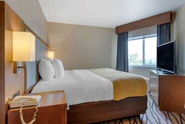 هتل Comfort Inn & Suites Market   Airport