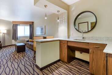 هتل Comfort Inn & Suites Market   Airport