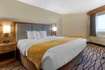 هتل Comfort Inn & Suites Market   Airport