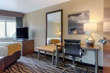 هتل Comfort Inn & Suites Market   Airport