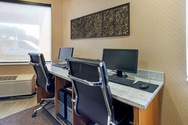 هتل Comfort Inn & Suites Market   Airport