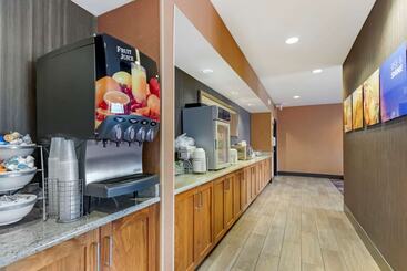 هتل Comfort Inn & Suites Market   Airport
