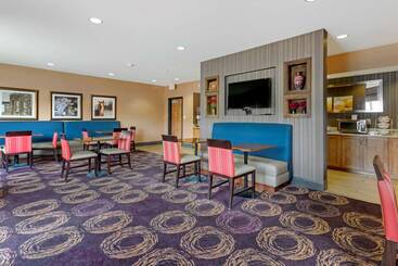 هتل Comfort Inn & Suites Market   Airport