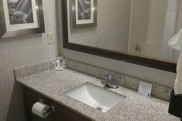 هتل Comfort Inn & Suites Market   Airport