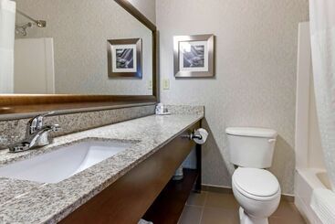 هتل Comfort Inn & Suites Market   Airport