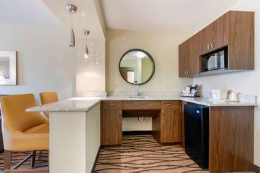 هتل Comfort Inn & Suites Market   Airport