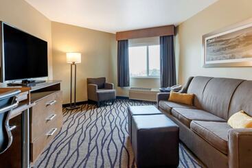 هتل Comfort Inn & Suites Market   Airport
