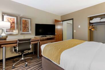 هتل Comfort Inn & Suites Market   Airport