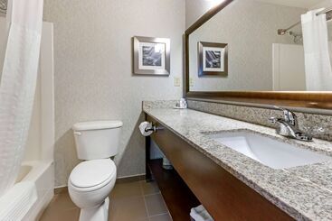 هتل Comfort Inn & Suites Market   Airport