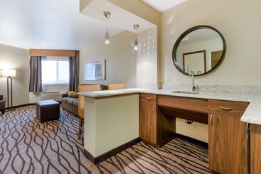 هتل Comfort Inn & Suites Market   Airport