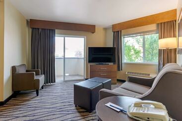 هتل Comfort Inn & Suites Market   Airport