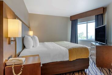 هتل Comfort Inn & Suites Market   Airport