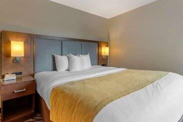 هتل Comfort Inn & Suites Market   Airport