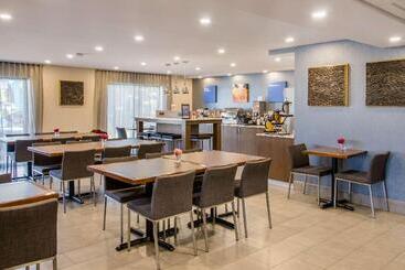 هتل Comfort Inn Airport Dorval