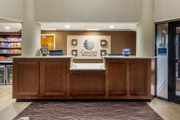 هتل Comfort Inn & Suites Hamilton Place
