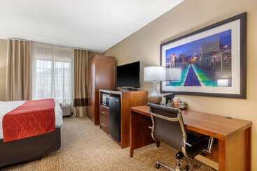 هتل Comfort Inn & Suites Hamilton Place