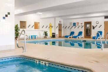 هتل Comfort Suites Airport