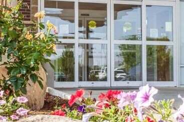 هتل Comfort Suites Airport