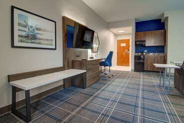 هتل Comfort Suites Newport News Airport