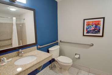 هتل Comfort Suites Newport News Airport