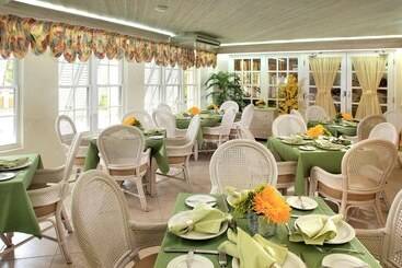 هتل Coral Sands Beach Resort