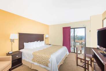 هتل Days Inn By Wyndham Colchester Burlington