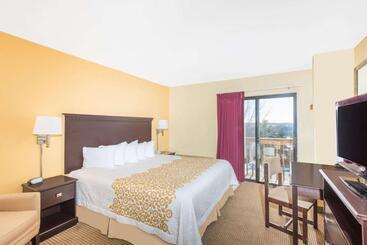 هتل Days Inn By Wyndham Colchester Burlington
