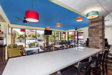 هتل Days Inn By Wyndham Sarasota Bay