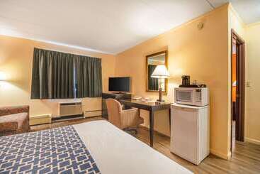 هتل Econo Lodge Inn & Suites Airport