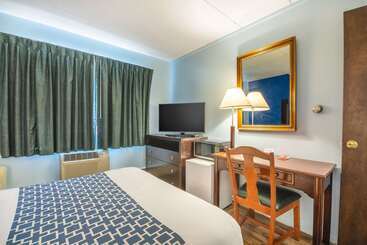 هتل Econo Lodge Inn & Suites Airport