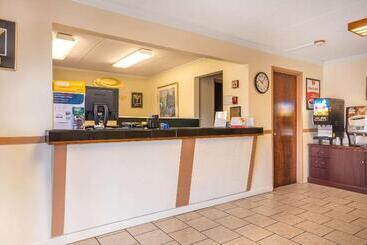 هتل Econo Lodge Inn & Suites Airport