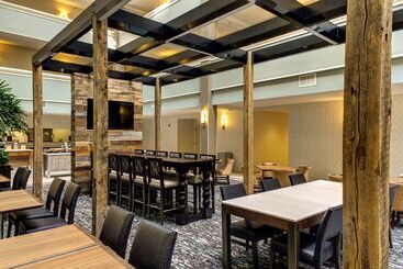هتل Embassy Suites Williamsburg