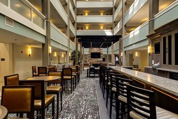 هتل Embassy Suites Williamsburg
