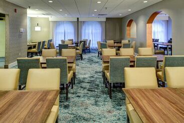 هتل Embassy Suites Williamsburg
