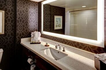 هتل Embassy Suites Williamsburg