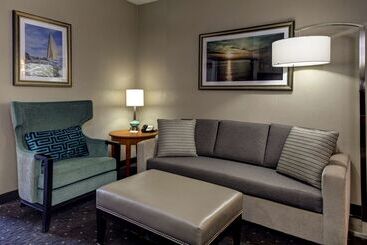 هتل Embassy Suites Williamsburg