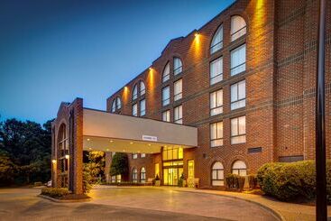 هتل Embassy Suites Williamsburg