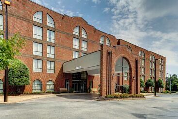 هتل Embassy Suites Williamsburg
