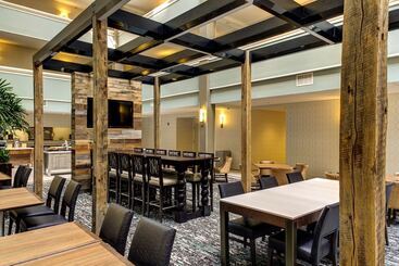 هتل Embassy Suites Williamsburg