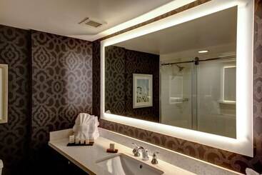 هتل Embassy Suites Williamsburg