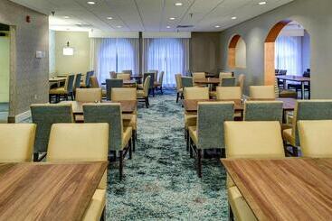 هتل Embassy Suites Williamsburg