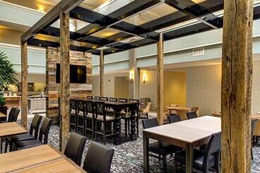 هتل Embassy Suites Williamsburg