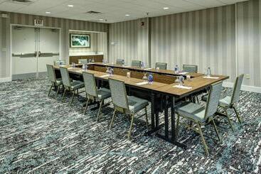هتل Embassy Suites Williamsburg