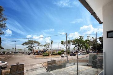 G Hotel Gurney