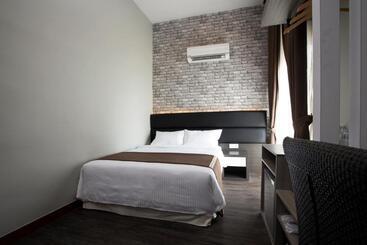 G Hotel Gurney