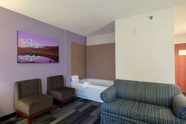 هتل La Quinta Inn & Suites By Wyndham Springfield Airport Plaza